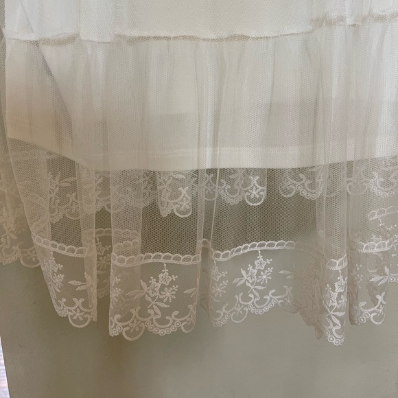 Tiers of tulle are layered atop a perfectly-cut T-shirt with added lace accents. - Picture 8 of 10